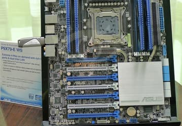 Плата ASUS P9X79-E WS оснащена семью слотами PCI-Express 3.0 x16