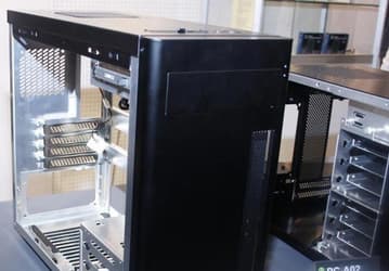 Алюминиевый корпус скромного вида Lian Li PC-A02 рассчитан на платы типоразмера microATX