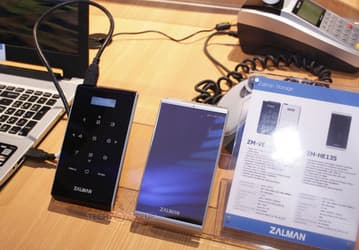 Корпуса Zalman ZM-VE400 и ZM-HE135 рассчитаны на накопители типоразмера 2,5 дюйма и умеют шифровать информацию