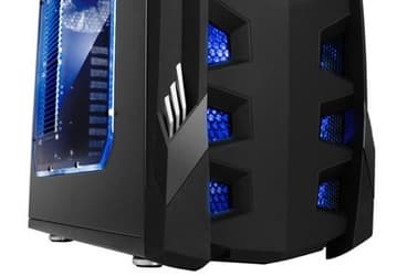 Корпус Raidmax Vampire вмещает системные платы типоразмера XL-ATX и до 10 карт расширения