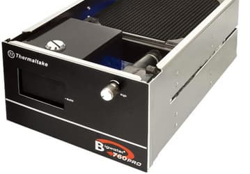 Головной блок системы жидкостного охлаждения Thermaltake Bigwater 760 Pro занимает два отсека типоразмера 5,25 дюйма