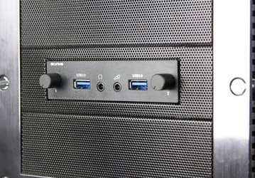 На панели Scythe Kaze Station II разъемы USB 3.0 соседствуют с регуляторами скорости вращения вентиляторов и звуковыми разъемами