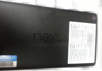 Google Nexus 7 второго поколения позирует перед объективом фотокамеры