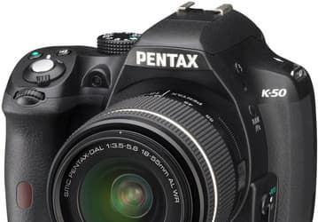 Цифровая зеркальная камера Pentax K-50 защищена от погодных воздействий и может работать на обычных батарейках