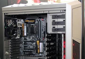 Корпус Rosewill Throne Air Runner вмещает платы большого размера и имеет яркое оформление