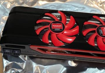 В Сеть попало фото, на котором якобы изображена 3D-карта Radeon HD 8970