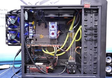 Sapphire привезла на выставку Computex демонстрационный стенд Atomic, включающий в себя водяную систему охлаждения материнской платы и видеокарты