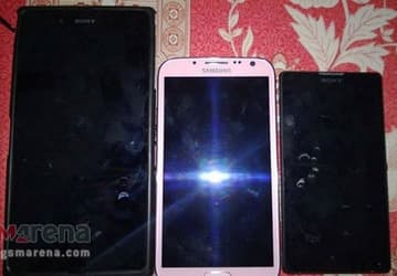 Огромный смартфон Sony Xperia ZU позирует для фото