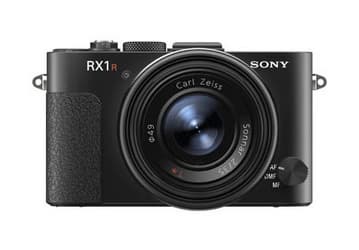 В камере Sony DSC-RX1R/B используется полнокадровый датчик изображения и объектив Carl Zeiss с фокусным расстоянием 37 мм