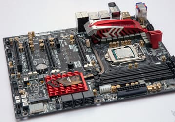 Системная плата ECS Z87H3-A2X Extreme для процессоров Intel Haswell позирует на фото