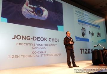 Камера Samsung NX300M работает под управлением ОС Tizen