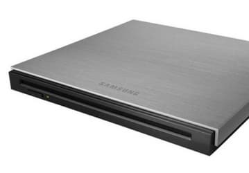 Внешний оптический привод Samsung SE-B18AB рассчитан на щелевую загрузку дисков