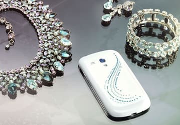 Смартфон Samsung Galaxy S III mini Crystal Edition, украшенный кристаллами Сваровски, появился в продаже в Германии