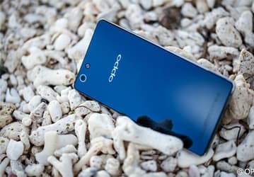 Задняя повехрность смартфона Oppo R829T выполнена из стекла