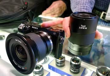 Опубликовано первое изображение объектива для макросъемки Zeiss Touit 2.8/50M