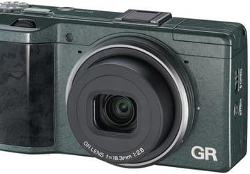 Ricoh предлагает особый вариант камеры GR с рукояткой из эбенового дерева