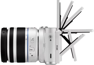 Экран камеры Samsung NX300M поворачивается на угол до 180°
