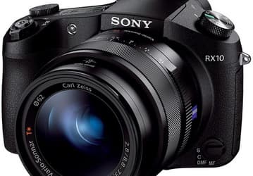 Камера Sony Cyber-shot RX10 с дюймовым датчиком разрешением 20,2 Мп оснащена объективом с ЭФР 24-200 мм и постоянной максимальной диафрагмой F/2,8