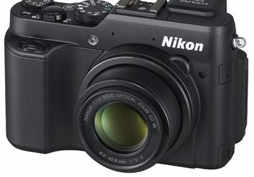 Камера Nikon Coolpix P7800 оснащена электронным видоискателем и поворотным дисплеем