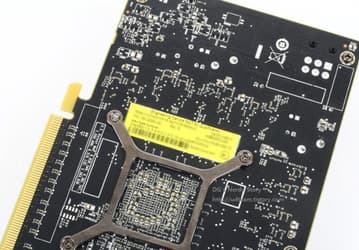 На изображениях 3D-карты AMD Radeon R7 260 на базе GPU Curacao Pro виден охладитель необычной формы