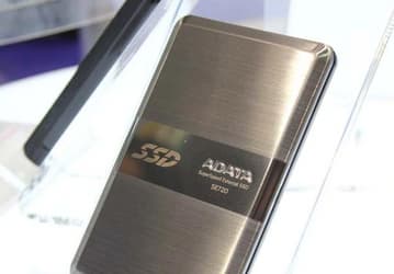 Тонкий внешний SSD Adata DashDrive Elite SE720 объемом 128 ГБ оснащен интерфейсом USB 3.0