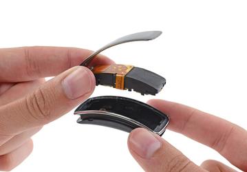 Специалисты iFixit разобрали фитнес-браслет Samsung Gear Fit 
