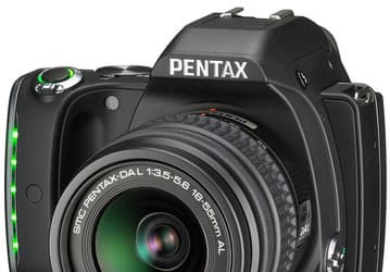 Рукоятку зеркальной фотокамеры Pentax K-S1 украшают пять светодиодов