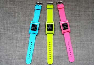 Pebble представила летние варианты расцветки часов Pebble Watch