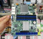 Материнская плата Supermicro A1SA7-2750F оснащена 17 портами SATA