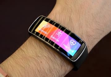 Samsung Gear Fit — фитнес-браслет с возможностями «умных» часов