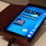 Компании Samsung приписывают намерение выпустить в этом году смартфон с экраном, облегающим корпус