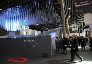 Фото с MWC 2014: смартфон YotaPhone второго поколения с двумя экранами 