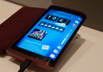Компании Samsung приписывают намерение выпустить в этом году смартфон с экраном, облегающим корпус