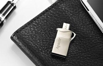 Флэшка Apacer AH173 оснащена разъемами USB и Micro-USB