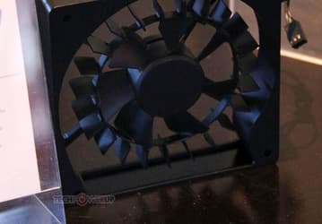 Корпусной вентилятор Cooler Master HybridFlow объединяет черты осевого и центробежного