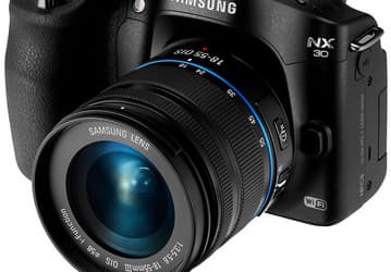 Электронный видоискатель и дисплей беззеркальной камеры Samsung NX30 сделаны поворотными