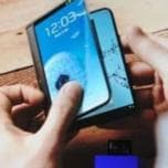 Компания Samsung провела на CES 2014 закрытую демонстрацию смартфона со складным экраном