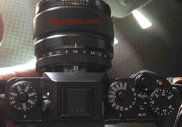 Беззеркальная фотокамера Fujifilm X-T1, анонс которой запланирован на 28 января, позирует на фото