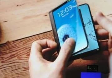Компания Samsung провела на CES 2014 закрытую демонстрацию смартфона со складным экраном