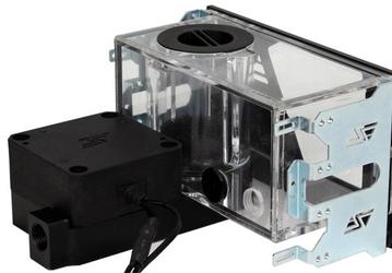 Резервуар для СВО Swiftech Maelstrom V2 занимает  два отсека типоразмера 5,25 дюйма