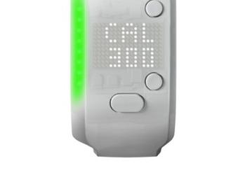 Фитнес-трекер Adidas miCoach Fit Smart появится в продаже в следующем месяце по цене $200