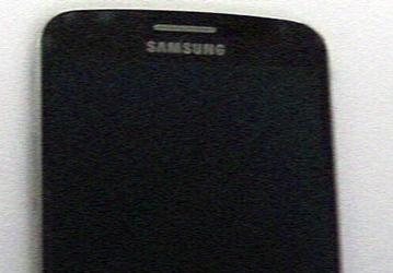 На очередном «шпионском фото» смартфона Samsung Galaxy F снова виден металлический ободок по периметру корпуса