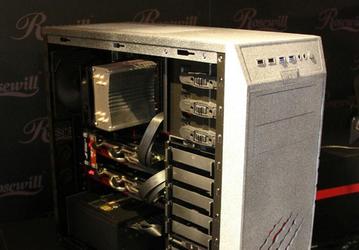 Покрытие внешних панелей корпуса Rosewill Wolfstone напоминает камень
