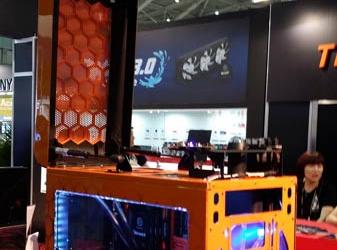 Thermaltake показала корпус для ПК с откидывающимся вверх «капотом»