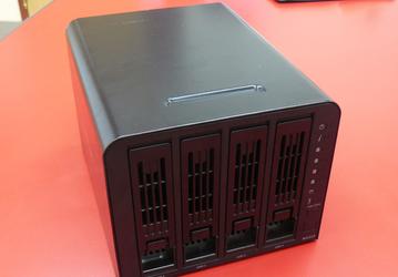 Сетевой накопитель Thecus N4310 оснащен двумя портами USB 3.0 и четырьмя отсеками для HDD