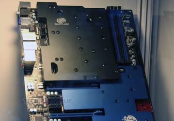 Системная плата Sapphire Atomic 990FX почти полностью прикрыта водоблоком