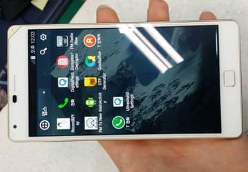 Pantech Vega Iron 2 запечатлен на фото
