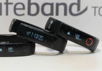 18 мая LG анонсирует «умный» браслет Lifeband Touch и наушники Heart Rate с монитором сердечного ритма