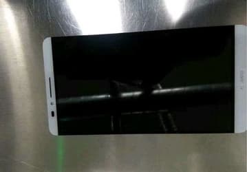 Фото дня: «безрамочный» смартфон Huawei Ascend D3