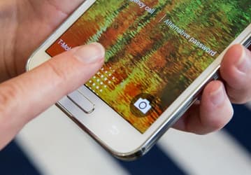 Samsung рассматривает возможность оснащения биометрическими датчиками устройств средней ценовой категории